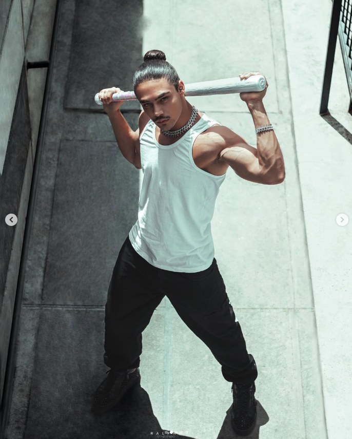 Pouya, foto 2